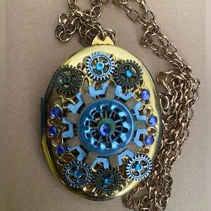 Beautiful gold toned design locket with chain